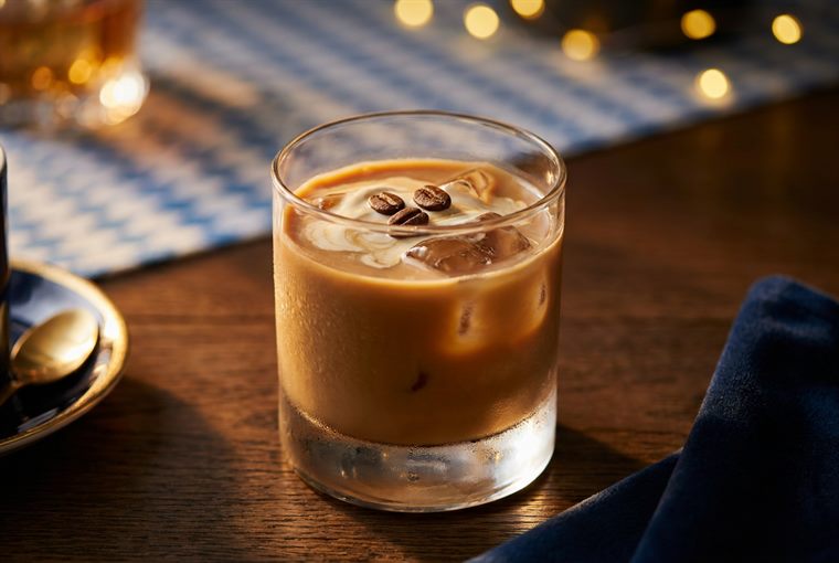 Nussknacker: Haselnuss-Likör mit Espresso und Sahne auf Eis
